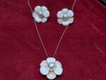 White flower pendant set