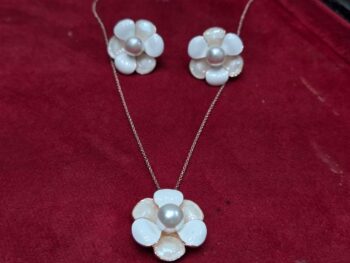White flower pendant set